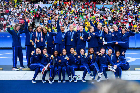 Players of USA celebrate with their gold medals