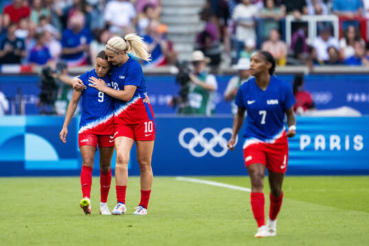 Mallory Swanson and Lindsey Horan of USA celebrate