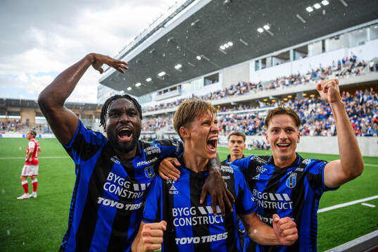 Sirius Marcus Lindberg jublar med Patrick Nwadike och Adam