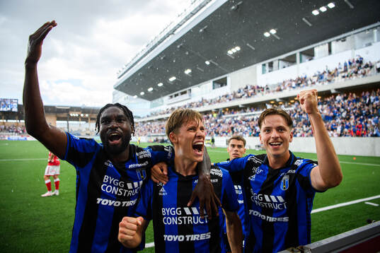 Sirius Marcus Lindberg jublar med Patrick Nwadike och Adam