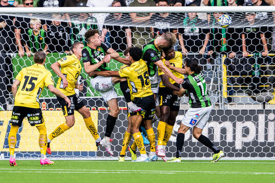 GAISs Alexander Ahl Holmström och Elfsborgs Terry Yegbe