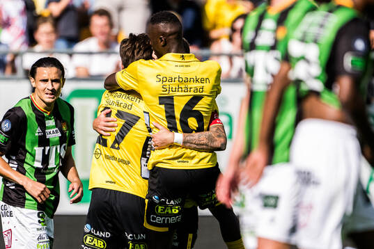 Elfsborgs Besfort Zeneli och Timothy Noor Ouma jublar