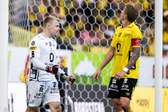 Elfsborgs målvakt Isak Pettersson jublar