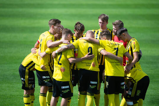 IFK Hässleholm samlas före avspark i matchen i div 2