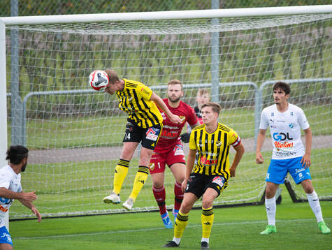 IFK Hässleholms Hugo Arvidsson nickar undan framför
