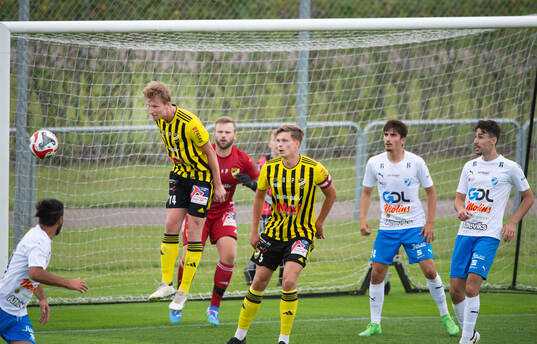 IFK Hässleholms Hugo Arvidsson nickar undan framför