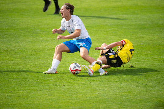 IFK Hässleholms Jussi Tikkanen tacklar och får varning i