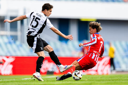 Kenan Yildiz of Juventus and Antoine Griezmann of Atletico