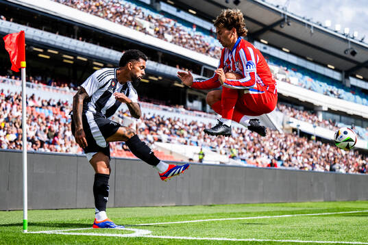 Douglas Luiz Soares De Paulo of Juventus and Antoine