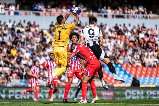 Goalkeeper Horatiu Moldovan, Cesar Azpilicueta of Atletico