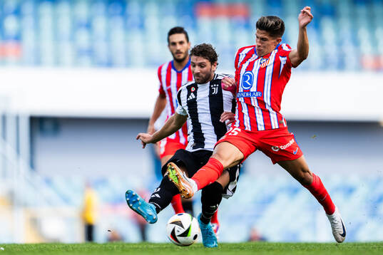 Manuel Locatelli of Juventus and Giuliano Simeone of