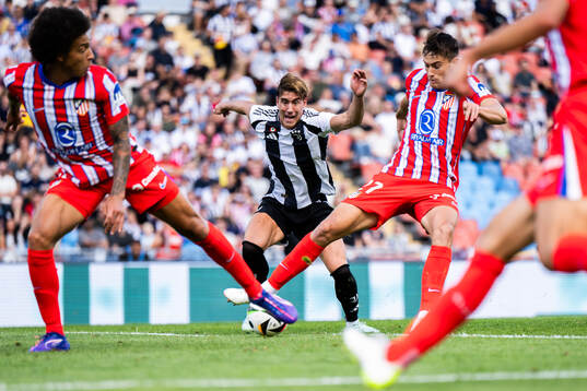 Dusan Vlahovic of Juventus and Ilias Kostis of Atletico