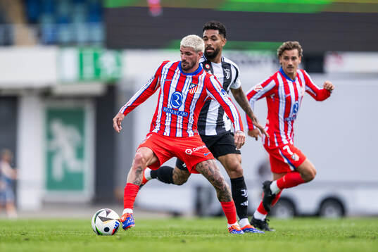 Rodrigo de Paul of Atletico Madrid and Douglas Luiz Soares