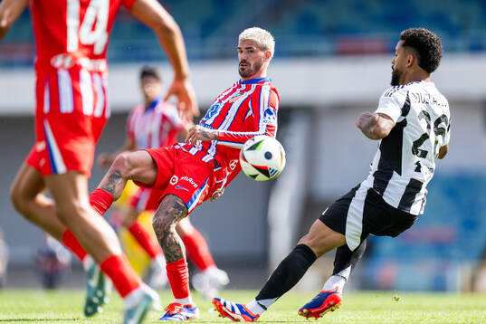 Rodrigo de Paul of Atletico Madrid and Douglas Luiz Soares