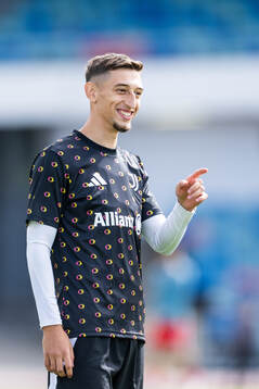 Jonas Rouhi of Juventus warm-up