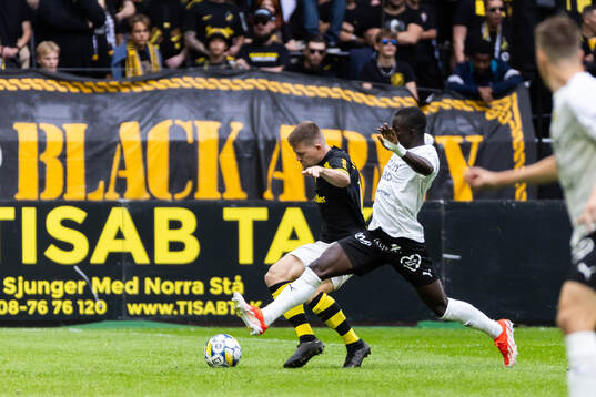 AIKs Mads Døhr Thychosen och Mjällbys Abdoulie Manneh