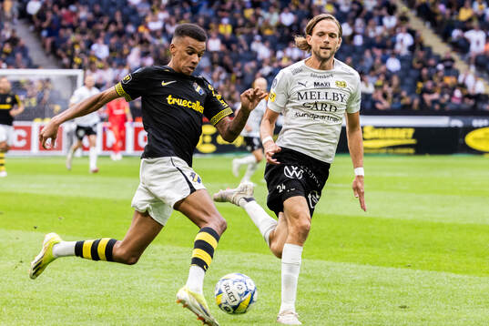 AIKs Rui Manuel Muati Modesto och Mjällbys Tom Pettersson