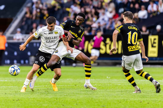 Mjällbys Jesper Gustavsson samt AIKs Mouhamed Lamine Fanne