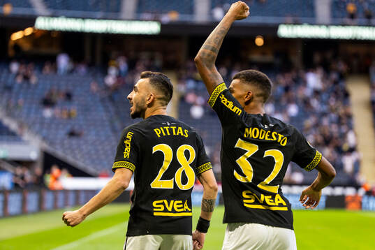 AIKs Ioannis Pittas och Rui Manuel Muati Modesto jublar