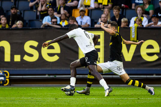 Mjällbys Seedy Imam Jagne och AIKs Bersant Celina