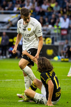 Mjällbys Elliot Stroud och AIKs Axel Björnström