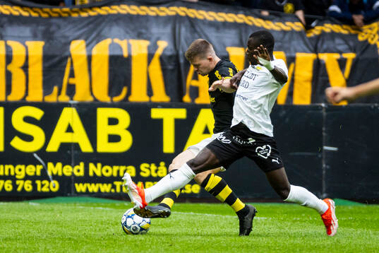 AIKs Mads Døhr Thychosen och Mjällbys Abdoulie Manneh