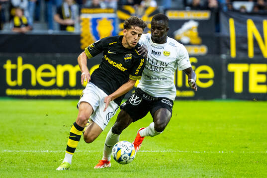 AIKs Taha Ayari och Mjällbys Abdoulie Manneh