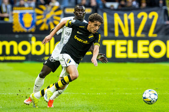 AIKs Taha Ayari och Mjällbys Abdoulie Manneh