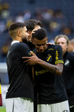 AIKs Omar Faraj jublar med Rui Manuel Muati Modesto