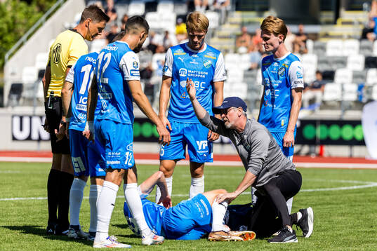 IK Oddevolds Gustav Forssell har ont och får vård