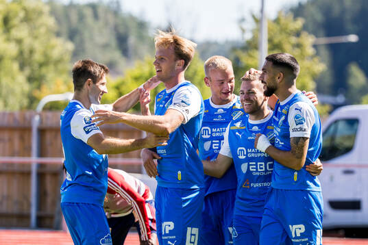 IK Oddevolds Oscar Iglicar Berntsson jublar med lagkamrater
