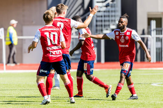 Sandvikens IFs John Junior Igbarumah jublar med lagkamrater