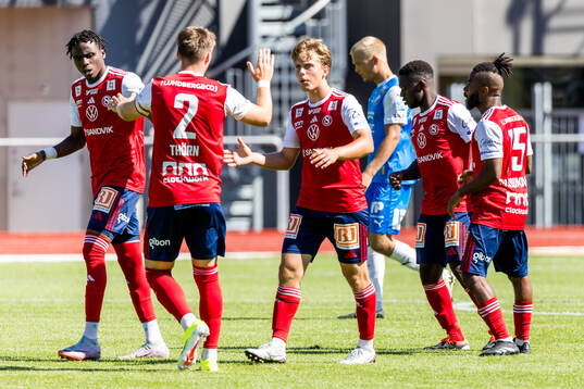 Sandvikens IFs John Junior Igbarumah jublar med lagkamrater