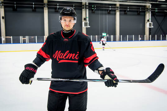 Teemu Kivihalme i en av försäsongströjorna