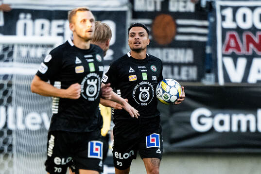 Örebros Ahmed Yasin jublar