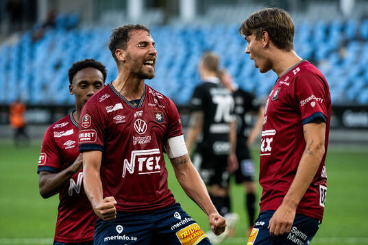 Örgrytes Jonathan Azulay jublar med Samuel Kroon