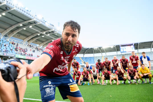 Örgrytes Jonathan Azulay jublar