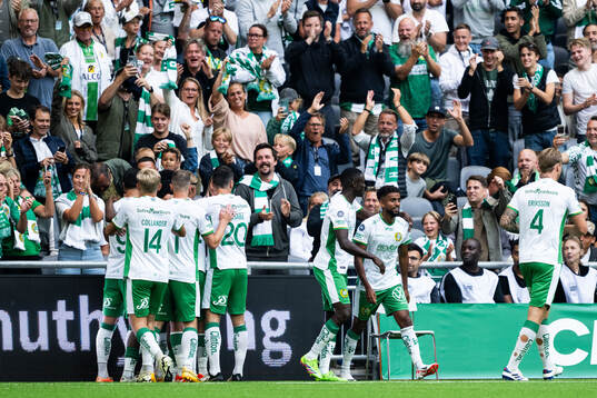Hammarbys Shaquille Pinas jublar med lagkamrater