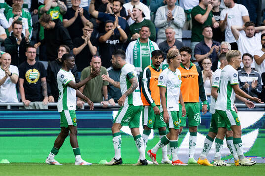 Hammarbys Bouzomana Toure jublar med Nahir Besara