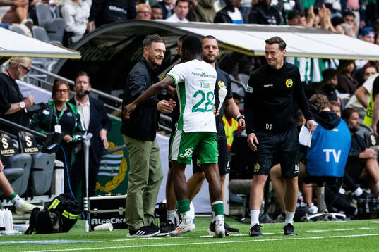 Hammarbys Bouzomana Toure jublar med tränare Kim Hellberg