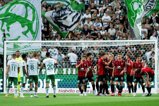 Brommapojkarnas Nikola Vasic jublar med lagkamrater och