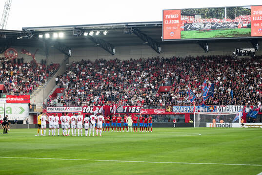 Degerfors och Helsingborgs spelare hyllar minnet av
