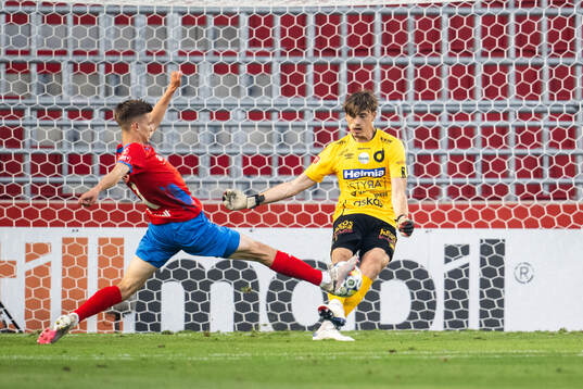 Helsingborgs Taylor Silverholt och Degerfors målvakt Wille