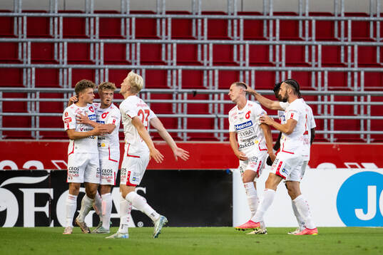 Degerfors Erik Lindell jublar med lagkamrater