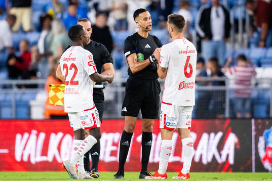 Degerfors Carlos Moros Gracia i samtal med domare Farouk
