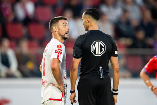 Degerfors Carlos Moros Gracia  och Domare Farouk Nehdi