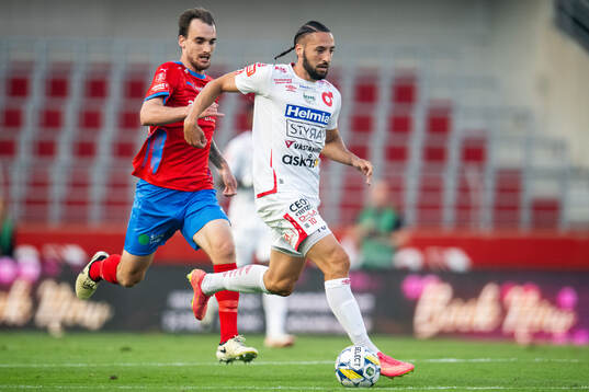 Helsingborgs Adam Hellborg jagar Degerfors Dijan Vukojevic