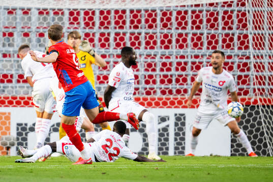 Helsingborgs Taylor Silverholt skjuter och träffar handen
