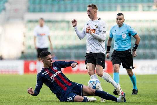 Tomasz Kedziora of PAOK and Julius Lindberg of Häcken