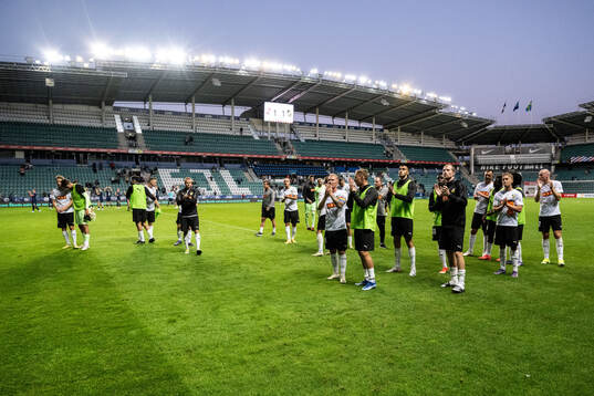 Players of Häcken applaud the supporters